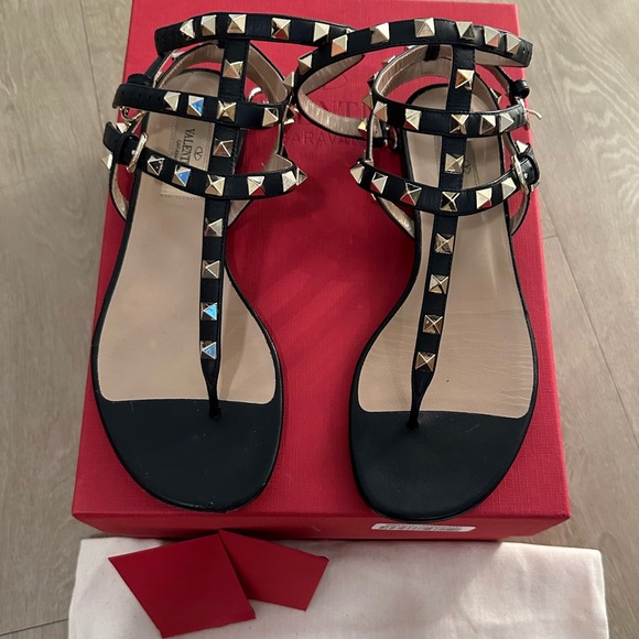 ROCKSTUD CALFSKIN FLAT FLIP-FLOP SANDAL - Picture 3 of 10